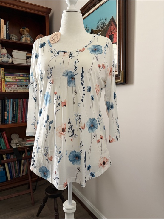 Tops - Floral Scoop Neck Women’s Top in White and Blue Size L